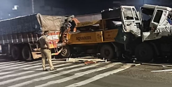 फोटो: पुणे में हुए हादसे के बाद बचाव कार्य कर रही पुलिस फोटो: पुणे में हुए हादसे के बाद बचाव कार्य कर रही पुलिस