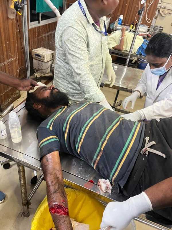 ମହିନ୍ଦ୍ରା ସୋ’ରୁମ୍ ନିକଟରେ ଭୟଙ୍କର ଦୁର୍ଘଟଣା: ୨୨ ଚକିଆ ଟ୍ରକ୍ ଓଲଟି ଦୁଇ ଆହତ, ଜଣେ ଗୁରୁତର ମହିନ୍ଦ୍ରା ସୋ’ରୁମ୍ ନିକଟରେ ଭୟଙ୍କର ଦୁର୍ଘଟଣା: ୨୨ ଚକିଆ ଟ୍ରକ୍ ଓଲଟି ଦୁଇ ଆହତ, ଜଣେ ଗୁରୁତର