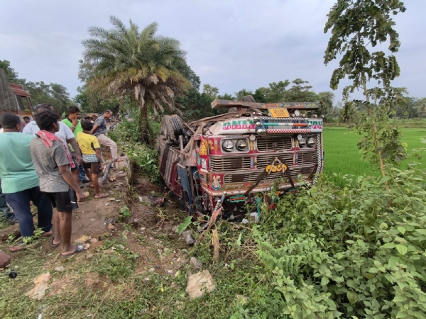 ଟାୟାର ବୋଝେଇ ଟ୍ରକ୍ ଓଲଟିଲା, ଚାଳକ ଗୁରୁତର