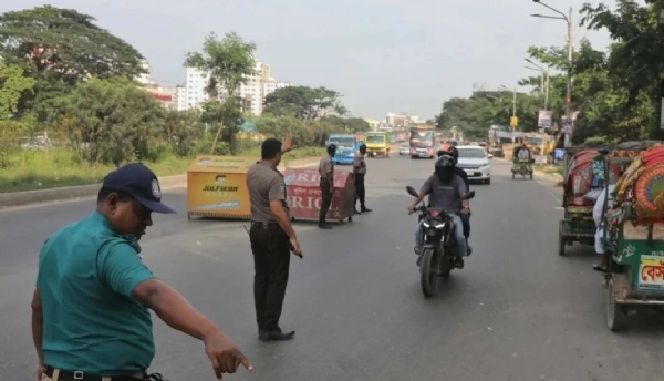 ढाका में पुलिस ने सुरक्षा बढ़ा दी है। फोटो - ढाका ट्रिब्यून