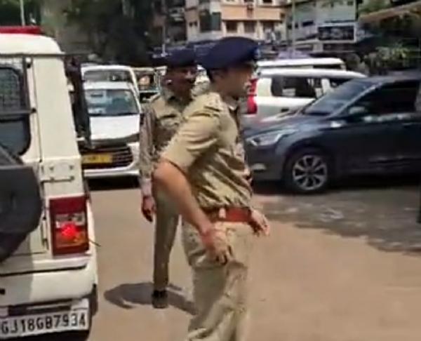 बम की धमकी की जांच करती गुजरात पुलिस बम की धमकी की जांच करती गुजरात पुलिस