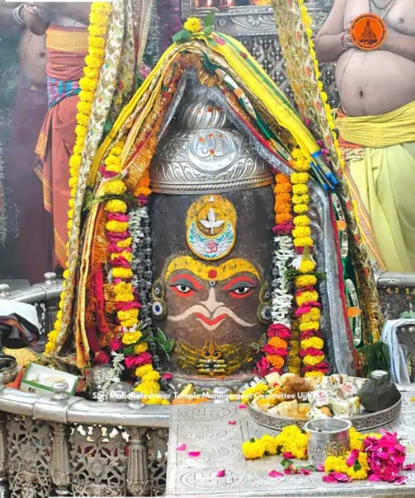 भस्म आरती में राजा स्वरूप में सजे बाबा महाकाल भस्म आरती में राजा स्वरूप में सजे बाबा महाकाल