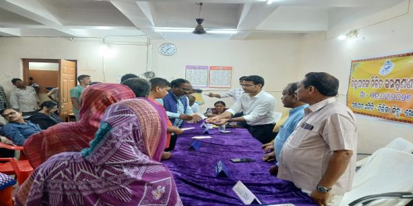ଚିଲିକା ବ୍ଲକରେ ଜିଲ୍ଲା ପ୍ରଶାସନ ପକ୍ଷରୁ ମିଳିତ ଜନ ଅଭିଯୋଗ ଶୁଣାଣି ଶିବିର ଅନୁଷ୍ଠିତ
