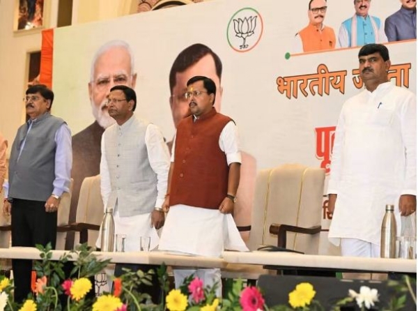 मंच पर भाजपा अध्यक्ष नितिन नवीन,प्रदेश अध्यक्ष पंकज चौधरी व धर्मपाल सिंह मंच पर भाजपा अध्यक्ष नितिन नवीन,प्रदेश अध्यक्ष पंकज चौधरी व धर्मपाल सिंह