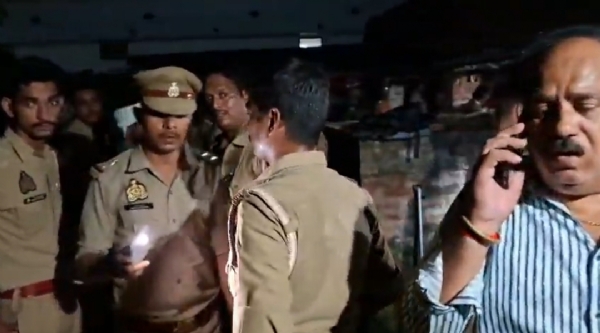 मौके पर पुलिस एवं आरोपित के परिजन