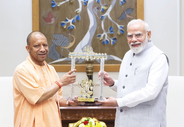 उत्तर प्रदेश के मुख्यमंत्री योगी आदित्यनाथ शनिवार को नई दिल्ली में प्रधानमंत्री नरेन्द्र मोदी से शिष्टाचार भेंट करते हुए