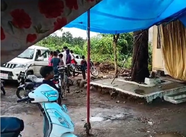मंडला में गणेश पंडाल में हादसे के बाद की तस्वीर मंडला में गणेश पंडाल में हादसे के बाद की तस्वीर