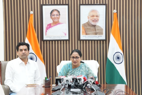 मुख्यमंत्री रेखा गुप्ता रविवार को मुख्यमंत्री जनसेवा सदन में आयोजित पत्रकार कांफ्रेंस करते हुए मुख्यमंत्री रेखा गुप्ता रविवार को मुख्यमंत्री जनसेवा सदन में आयोजित पत्रकार कांफ्रेंस करते हुए