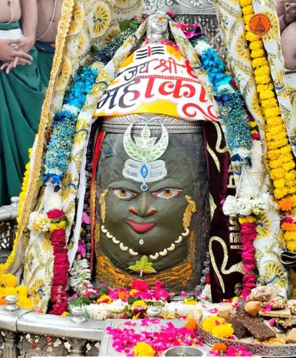 त्रिशूल-डमरू, त्रिपुंड और भांग-चंदन से सजे महाकाल त्रिशूल-डमरू, त्रिपुंड और भांग-चंदन से सजे महाकाल