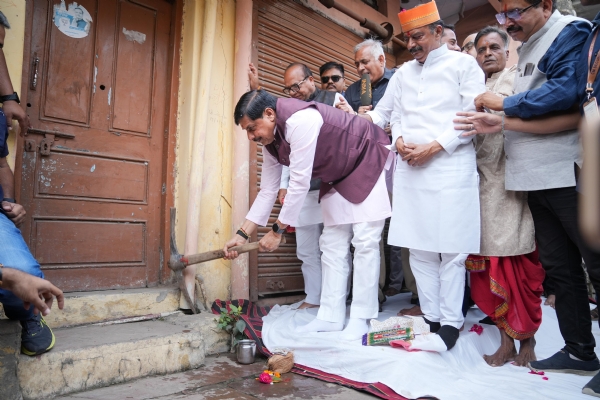 ସିଂହସ୍ଥ-୨୦୨୮ ପାଇଁ ରାସ୍ତା ପ୍ରଶସ୍ତ କରିବା ପାଇଁ ମଧ୍ୟପ୍ରଦେଶ ମୁଖ୍ୟମନ୍ତ୍ରୀ ତାଙ୍କ ପୈତୃକ ଘରେ କୋଦାଳ ଚଳାଇଲେ ସିଂହସ୍ଥ-୨୦୨୮ ପାଇଁ ରାସ୍ତା ପ୍ରଶସ୍ତ କରିବା ପାଇଁ ମଧ୍ୟପ୍ରଦେଶ ମୁଖ୍ୟମନ୍ତ୍ରୀ ତାଙ୍କ ପୈତୃକ ଘରେ କୋଦାଳ ଚଳାଇଲେ