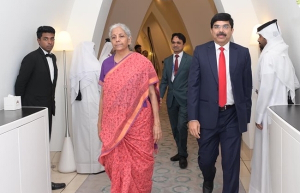 दोहा के हमाद इंटरनेशनल एयरपोर्ट पर वित्त मंत्री का स्वागत करते कतर में भारत के राजदूत श्रीकर कोप्पूला