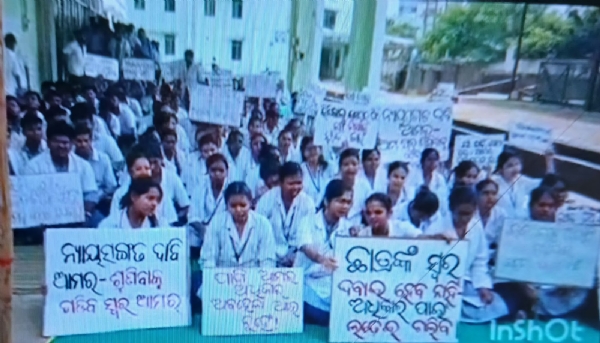 ୧୨ ଦଫା ଦାବି ନେଇ ଧାରଣାରେ ବସିଲେ ବୁର୍ଲା ଭିମସାର ନର୍ସିଂ କଲେଜର ଛାତ୍ରଛାତ୍ରୀ
