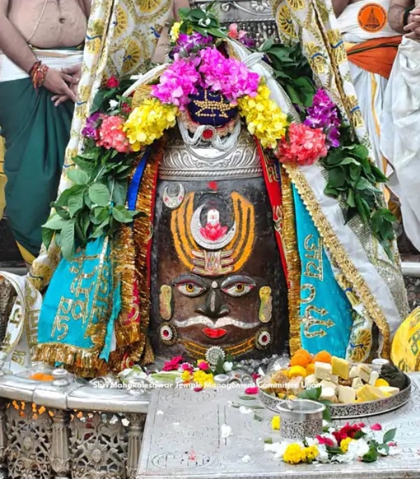 भांग-चंदन और रजत आभूषणों से सजे महाकाल