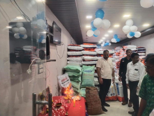 କାଲିମେଳା ଲ୍ୟାମ୍ପ୍ସ ପକ୍ଷରୁ ଖୋଲା ଯାଇଥିବା ପଶୁ, ମତ୍ସ୍ୟ ଓ କୁକୁଡ଼ା ଖାଦ୍ୟ ବିକ୍ରୟ କେନ୍ଦ୍ର କୁ ଉଦଘାଟନ କଲେ ଜିଲ୍ଲାପାଳ