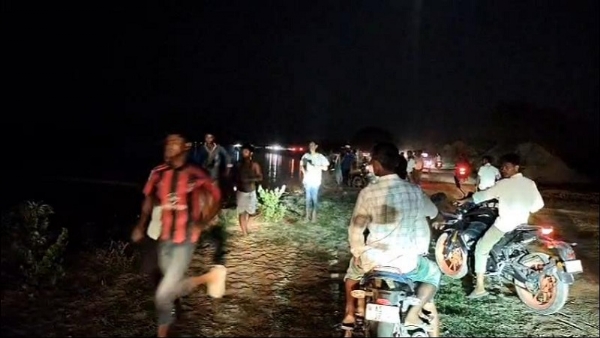 असमः मोरीगांव जिलांतर्गत मोहमारी पथार इलाके में ब्रह्मपुत्र नदी में डूबी नाव, राहत एवं बचाव अभियान का दृश्य असमः मोरीगांव जिलांतर्गत मोहमारी पथार इलाके में ब्रह्मपुत्र नदी में डूबी नाव, राहत एवं बचाव अभियान का दृश्य