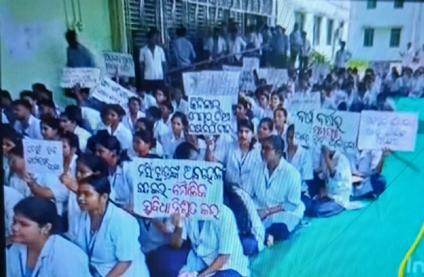୧୨ ଦଫା ଦାବି ନେଇ ଧାରଣାରେ ବସିଲେ ବୁର୍ଲା ଭିମସାର ନର୍ସିଂ କଲେଜର ଛାତ୍ରଛାତ୍ରୀ