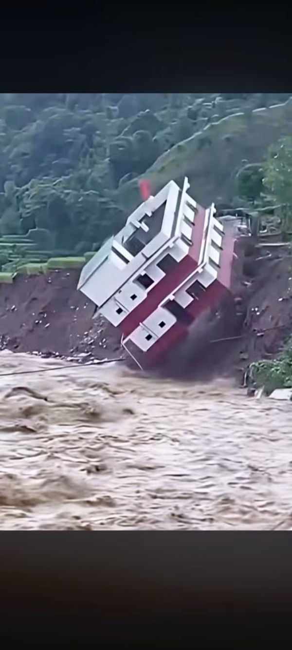 भूस्खलन की चपेट में सरकारी भवन