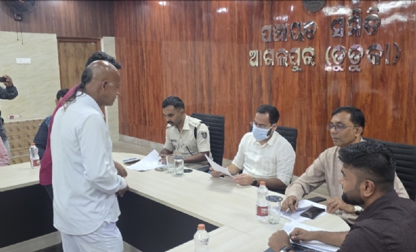 ଜିଲ୍ଲାପାଳ ଓ ଆରକ୍ଷୀ ଅଧିକ୍ଷକଙ୍କ ଯୁଗ୍ମ ଅଭିଯୋଗ ଶୁଣାଣି ଶିବିର ଆଗଲପୁର (ଡୁଡ଼ୁକା)ପଞ୍ଚାୟତ ସମିତି ବୈଠକ ଗୃହରେ ଅନୁଷ୍ଟିତ ଜିଲ୍ଲାପାଳ ଓ ଆରକ୍ଷୀ ଅଧିକ୍ଷକଙ୍କ ଯୁଗ୍ମ ଅଭିଯୋଗ ଶୁଣାଣି ଶିବିର ଆଗଲପୁର (ଡୁଡ଼ୁକା)ପଞ୍ଚାୟତ ସମିତି ବୈଠକ ଗୃହରେ ଅନୁଷ୍ଟିତ