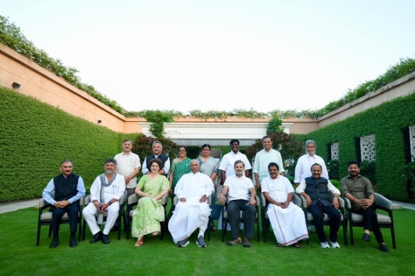 मंगलवार को इंदिरा भवन में शिक्षा नीति को लेकर कांग्रेस शासित राज्यों के मुख्यमंत्रियों के साथ बैठक करते कांग्रेस अध्यक्ष मल्लिकार्जुन खरगे और लोकसभा में नेता प्रतिपक्ष राहुल गांधी। मंगलवार को इंदिरा भवन में शिक्षा नीति को लेकर कांग्रेस शासित राज्यों के मुख्यमंत्रियों के साथ बैठक करते कांग्रेस अध्यक्ष मल्लिकार्जुन खरगे और लोकसभा में नेता प्रतिपक्ष राहुल गांधी।