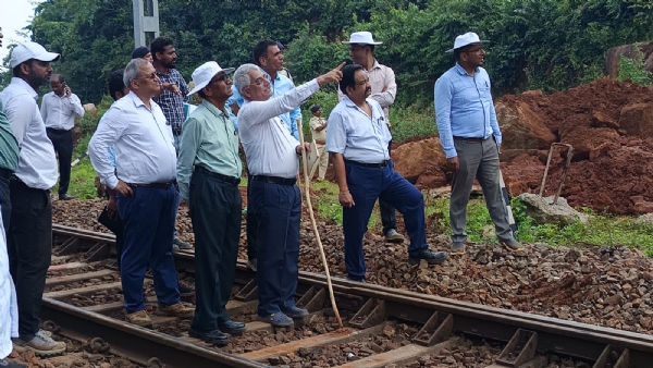 ମାଳିଗୁଡା ଷ୍ଟେସନରେ ପୁନରୁଦ୍ଧାର କାର୍ଯ୍ୟକୁ ତୀବ୍ର କଲା ପୂର୍ବତଟ ରେଳପଥ: ମାଳିଗୁଡାରେ ପୁନରୁଦ୍ଧାର କାର୍ଯ୍ୟର ସମୀକ୍ଷା କଲେ ପୂର୍ବତଟ ରେଳପଥର ମହାପ୍ରବନ୍ଧକ ଶ୍ରୀ ପରମେଶ୍ୱର ଫୁଙ୍କୱାଲ l ମାଳିଗୁଡା ଷ୍ଟେସନରେ ପୁନରୁଦ୍ଧାର କାର୍ଯ୍ୟକୁ ତୀବ୍ର କଲା ପୂର୍ବତଟ ରେଳପଥ: ମାଳିଗୁଡାରେ ପୁନରୁଦ୍ଧାର କାର୍ଯ୍ୟର ସମୀକ୍ଷା କଲେ ପୂର୍ବତଟ ରେଳପଥର ମହାପ୍ରବନ୍ଧକ ଶ୍ରୀ ପରମେଶ୍ୱର ଫୁଙ୍କୱାଲ l