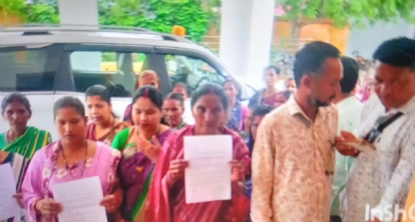 ବଡ଼ ନୂଆପଡ଼ାରେ ମୌଳିକ ସୁବିଧା ଅଭାବ : ନେଟୱାର୍କ ଓ ରାସ୍ତା ନିର୍ମାଣ ପାଇଁ ପ୍ରଶାସନକୁ ଦାବିପତ୍ର