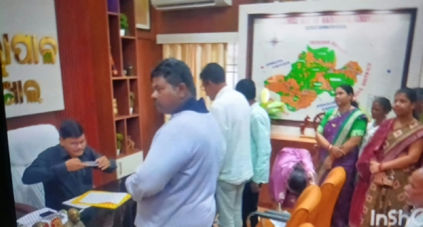 ବଡ଼ ନୂଆପଡ଼ାରେ ମୌଳିକ ସୁବିଧା ଅଭାବ : ନେଟୱାର୍କ ଓ ରାସ୍ତା ନିର୍ମାଣ ପାଇଁ ପ୍ରଶାସନକୁ ଦାବିପତ୍ର
