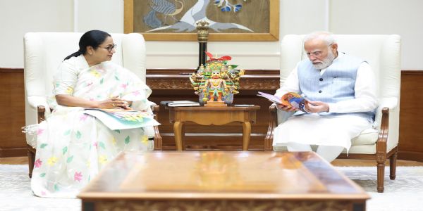 ପ୍ରଧାନମନ୍ତ୍ରୀ ମୋଦୀଙ୍କୁ ଭେଟିଲେ ରେଖା ଗୁପ୍ତା, ଦିଲ୍ଲୀର ବିକାଶମୂଳକ କାର୍ଯ୍ୟ ଉପରେ ପୁସ୍ତିକା ପ୍ରଦାନ କଲେ