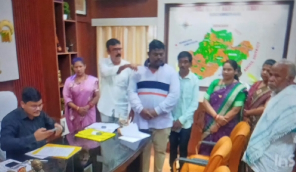 ବଡ଼ ନୂଆପଡ଼ାରେ ମୌଳିକ ସୁବିଧା ଅଭାବ : ନେଟୱାର୍କ ଓ ରାସ୍ତା ନିର୍ମାଣ ପାଇଁ ପ୍ରଶାସନକୁ ଦାବିପତ୍ର
