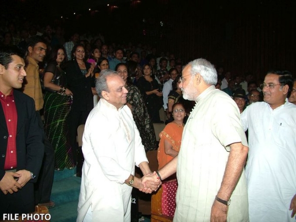 प्रधानमंत्री मोदी संगीतकार गौरंग व्यास के साथ की (फाइल फोटो)