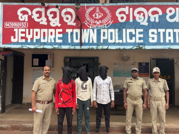 ସୁନା ଚେନ ଲୁଟ ମାମଲା ୩ ଅଭିଯୁକ୍ତ ଗିରଫ ସୁନା ଚେନ ଲୁଟ ମାମଲା ୩ ଅଭିଯୁକ୍ତ ଗିରଫ