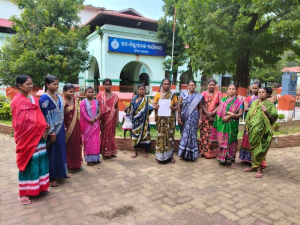 ଡ଼ିମିରିମୁଣ୍ଡା ପଂଚାୟତରେ ବେଆଇନ ମଦ ଓ କୁସୁନା ବିକ୍ରି ବନ୍ଦ ଦାବିରେ ଉପ ଜିଲ୍ଲାପାଳଙ୍କୁ ଅଭିଯୋଗ ପତ୍ର