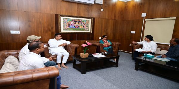 ଉପମୁଖ୍ୟମନ୍ତ୍ରୀ ପ୍ରଭାତୀ ପରିଡାଙ୍କୁ ଭେଟିଲେ ସମ୍ବିତ ପାତ୍ର