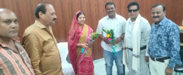ବଲାଙ୍ଗିର ପୌରାଧ୍ୟକ୍ଷା ଲିକା ସାହୁ ତଥା କାର୍ଯ୍ୟ ନିର୍ବାହୀ ଅଧିକାରୀ ସନ୍ତୋଷ କୁମାର ବେହେରାଙ୍କୁ ଗାନ୍ଧି ପାଠାଗାର (ପୂଜା ମଣ୍ଡପ) ଟିକ୍ରାପଡା ତରଫରୁ ସମ୍ବର୍ଦ୍ଧନା ଜ୍ଞାପନ ବଲାଙ୍ଗିର ପୌରାଧ୍ୟକ୍ଷା ଲିକା ସାହୁ ତଥା କାର୍ଯ୍ୟ ନିର୍ବାହୀ ଅଧିକାରୀ ସନ୍ତୋଷ କୁମାର ବେହେରାଙ୍କୁ ଗାନ୍ଧି ପାଠାଗାର (ପୂଜା ମଣ୍ଡପ) ଟିକ୍ରାପଡା ତରଫରୁ ସମ୍ବର୍ଦ୍ଧନା ଜ୍ଞାପନ