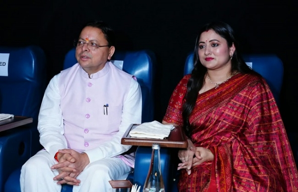 मुख्यमंत्री पुष्कर सिंह धामी पत्नी गीता धामी के साथ नीम करौली बाबा के जीवन से प्रेरित फिल्म‘हनुमान अंश’देखते हुए।