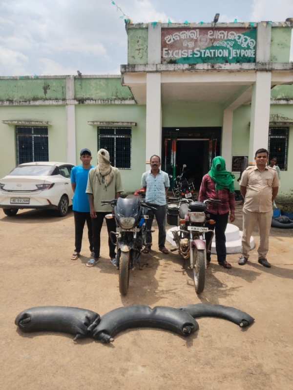 ଦେଶି ମଦ ଚାଲାଣ ବେଳେ ଚଢାଉ ୨ ଅଭିଯୁକ୍ତ ଗିରଫ ଦେଶି ମଦ ଚାଲାଣ ବେଳେ ଚଢାଉ ୨ ଅଭିଯୁକ୍ତ ଗିରଫ