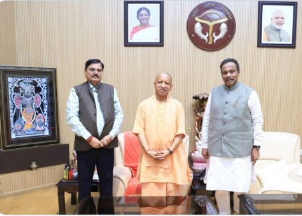 मुख्यमंत्री योगी के साथ प्रदेश प्रभारी विनोद तावड़े व सह प्रभारी जगदीश पटेल