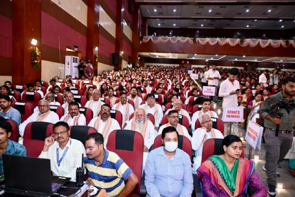 ଗଙ୍ଗାଧର ମେହେର ବିଶ୍ୱବିଦ୍ୟାଳୟର ୫ମ ସମାବର୍ତ୍ତନ ସମାରୋହରେ ଯୋଗ ଦେଲେ ରାଜ୍ୟପାଳ