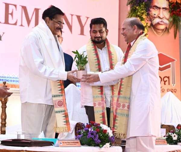 ଗଙ୍ଗାଧର ମେହେର ବିଶ୍ୱବିଦ୍ୟାଳୟର ୫ମ ସମାବର୍ତ୍ତନ ସମାରୋହରେ ଯୋଗ ଦେଲେ ରାଜ୍ୟପାଳ