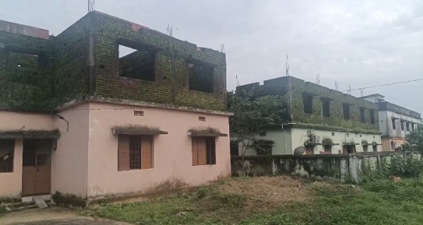 ୧୦ବର୍ଷ ହେଲା ଅଧା ନିର୍ମାଣ ହୋଇ ପଡ଼ିରହିଛି ସରକାରୀ ବାସଗୃହ