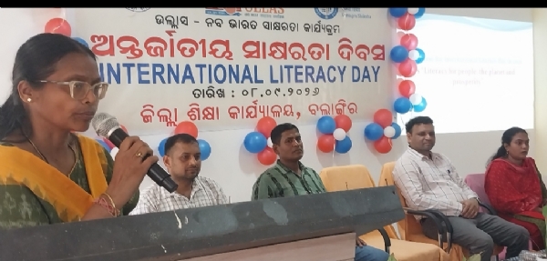 ଜିଲ୍ଲା ଶିକ୍ଷା କାର୍ଯ୍ୟାଳୟରେ ଅନ୍ତର୍ଜାତୀୟ ସାକ୍ଷରତା ଦିବସ ପାଳିତ ସାକ୍ଷରତା ର ସନ୍ଦେଶ ନେଇ ସହରରେ ଛାତ୍ରଛାତ୍ରୀଙ୍କ ସଚେତନତା ରାଲି