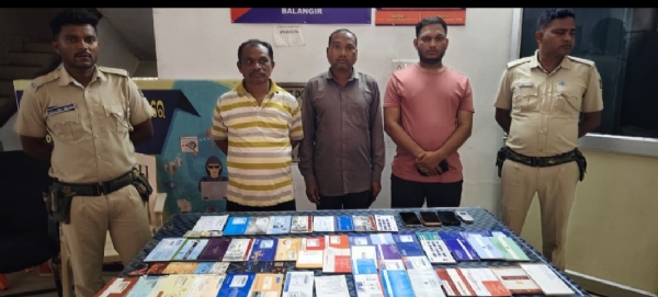 ବ୍ୟାଙ୍କ ଆକାଉଣ୍ଟ ଜରିଆରେ ଠକେଇ କରୁଥିବା ଗୋଷ୍ଠୀର ଚିହ୍ନଟ : ବଲାଙ୍ଗିର ପୋଲସ ର ସୁଚନା ବ୍ୟାଙ୍କ ଆକାଉଣ୍ଟ ଜରିଆରେ ଠକେଇ କରୁଥିବା ଗୋଷ୍ଠୀର ଚିହ୍ନଟ : ବଲାଙ୍ଗିର ପୋଲସ ର ସୁଚନା