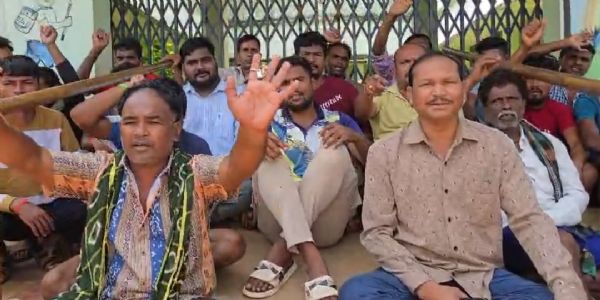 ପ୍ରଧାନ ଶିକ୍ଷକ ବଦଳି ଦାବିରେ ବିଦ୍ୟାଳୟ ଫାଟକରେ ଧାରଣା
